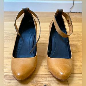 J Shoes excellent condition two tone pump with ankle strap which can be removed